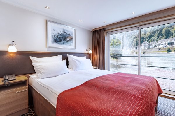 Innenansicht der Kabinen in Kategorie C und D auf der A-ROSA ALEA mit französischem Balkon.