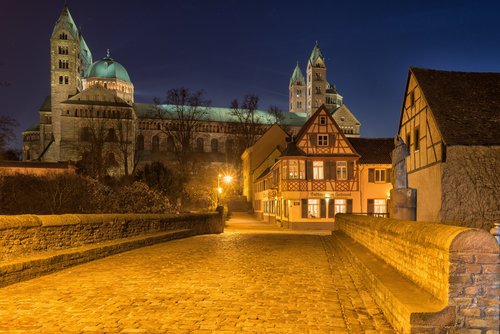 Winterliche Stadtansicht von Speyer mit imposanten Dom im Hintergrund bei Nacht