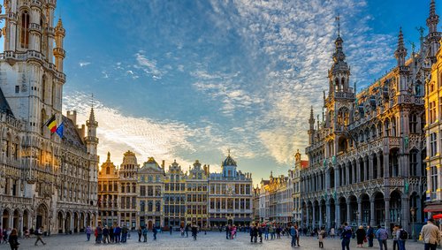 Blick auf den Grand Place in Brüssel mit historischen Gebäuden und Menschen, die den Platz besuchen.