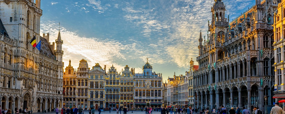 Blick auf den Grand Place in Brüssel mit historischen Gebäuden und Menschen, die den Platz besuchen.