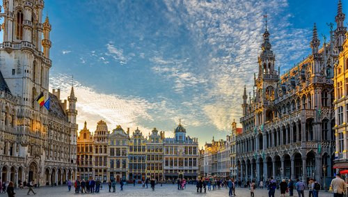 Blick auf den Grand Place in Brüssel mit historischen Gebäuden und Menschen, die den Platz besuchen.