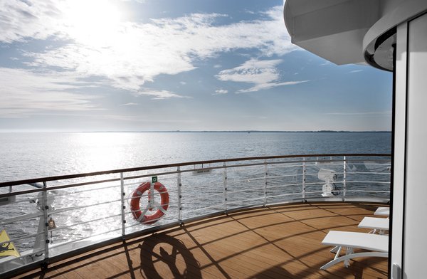 Der Ausblick auf den Rhein vom Außenbereich des SPA-ROSA am Bug der A-ROSA AQUA und A-ROSA BRAVA bei leicht bewölktem Himmel.