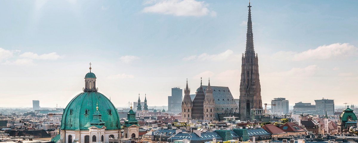 Panoramablick auf Wien bei Sonnenschein mit Blick auf die Domkirche St. Stephan und die Peterskirche mit ihrer markanten Dachkuppel.