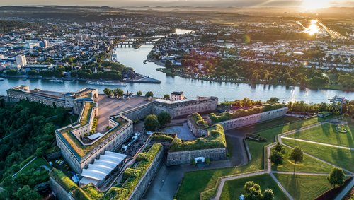 Luftaufnahme der Festung Ehrenbreitstein mit Blick auf den Zusammenfluss von Rhein und Mosel in Koblenz bei Sonnenuntergang
