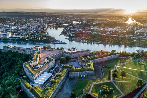 Luftaufnahme der Festung Ehrenbreitstein mit Blick auf den Zusammenfluss von Rhein und Mosel in Koblenz bei Sonnenuntergang
