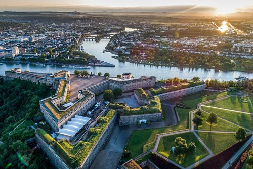 Luftaufnahme der Festung Ehrenbreitstein mit Blick auf den Zusammenfluss von Rhein und Mosel in Koblenz bei Sonnenuntergang