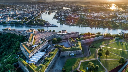 Luftaufnahme der Festung Ehrenbreitstein mit Blick auf den Zusammenfluss von Rhein und Mosel in Koblenz bei Sonnenuntergang