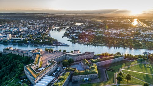 Luftaufnahme der Festung Ehrenbreitstein mit Blick auf den Zusammenfluss von Rhein und Mosel in Koblenz bei Sonnenuntergang