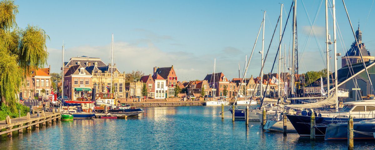 Hafen mit Segelbooten und historischen Gebäuden im sonnigen Enkhuizen, Niederlande