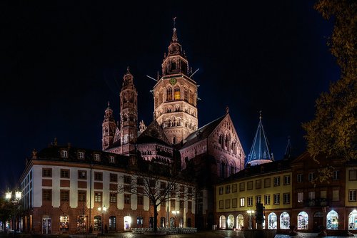 Mainzer Altstadt mit beleuchteten historischen Gebäuden und dem Mainzer Dom im Hintergrund bei Nacht.