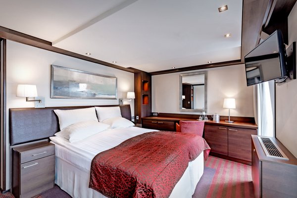 Innenansicht der Kabinen in Kategorie E auf der A-ROSA CLEA mit französischem Balkon.