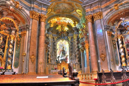 Innenansicht des Kloster Weltenburg in Kehlheim an der Donau mit Blick auf reich verzierte Marmorwände, geschmückt mit goldverzierten Gemälden und Statuen. 