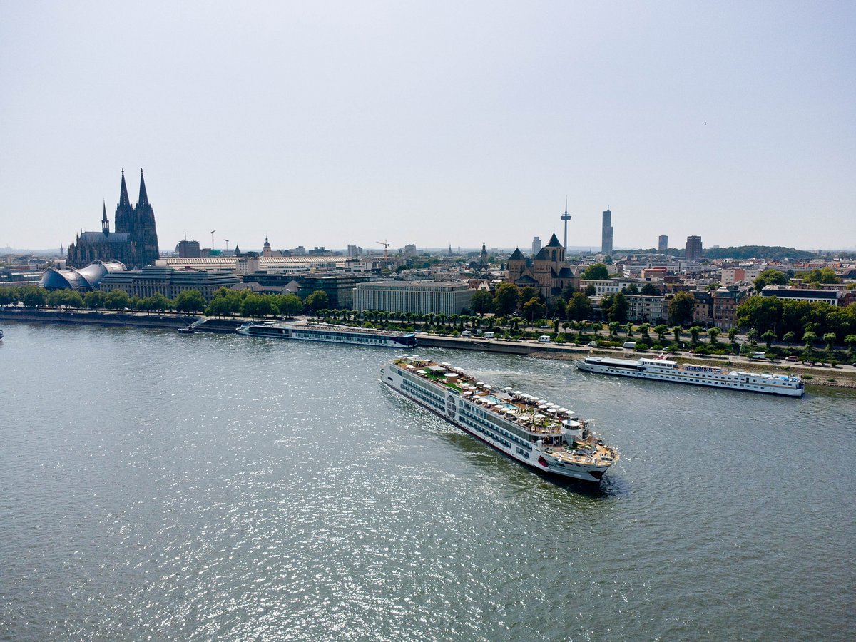 Die A-ROSA SENA fährt auf dem Rhein, im Hintergrund die Skyline von Köln mit dem Kölner Dom.