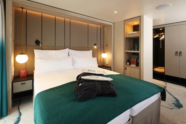 Innenansicht der Kabinen in Kategorie F auf der A-ROSA SENA mit Balkon.