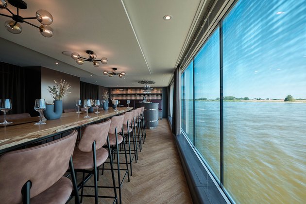 Die stilvoll eingerichtete WINERY an Bord der A-ROSA SENA mit edelen Holz- und Sitzmöbeln.