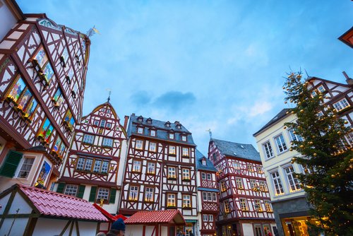 Weihnachtlich geschmückte Fachwerkhäuser in Bernkastel-Kues, Lichterketten und festliche Dekorationen